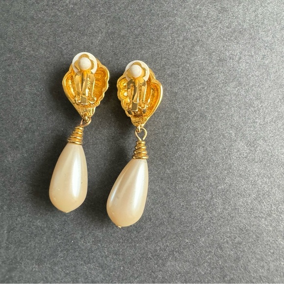 Vintage Gold Tone Pearl Teardrop Earrings Clip On Wedding Bridal Classic Elegant - Picture 5 of 8